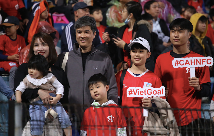 Một gia đình tới cổ vũ Công an Hà Nội FC