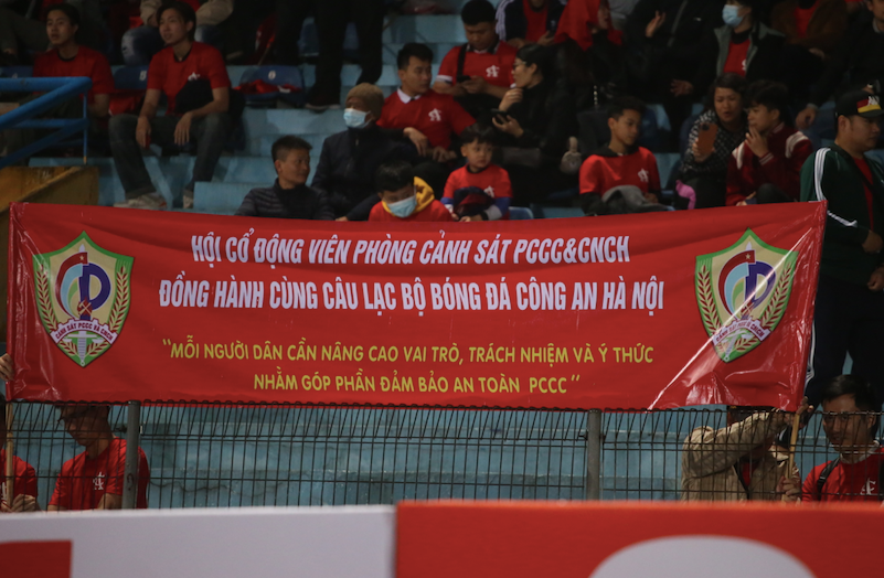 Những màu sắc đậm chất Công an trên khán đài V-League, trong ngày đại diện của ngành ra quân V-League 2023