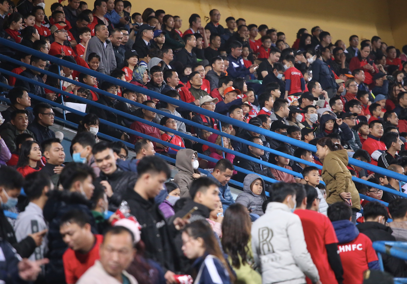 Đông đảo người hâm mộ tới sân Hàng Đẫy cổ vũ trận đấu, chứng kiến màn tái sinh của CLB Công an Hà Nội - biểu tượng của bóng đá Hà Nội và bóng đá Việt Nam nói chung