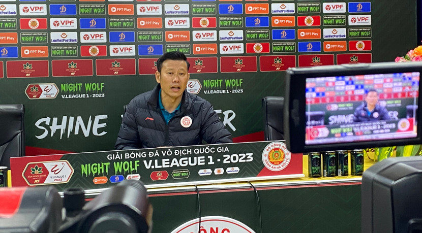 HLV Thạch Bảo Khanh tại họp báo sau trận