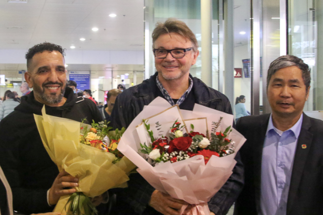 HLV Philippe Troussier (giữa) rạng rỡ khi trở lại Hà Nội, sáng 26-2