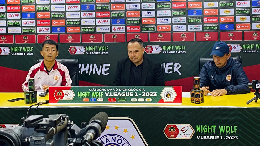 HLV Foiani (giữa) tại họp báo sau trận