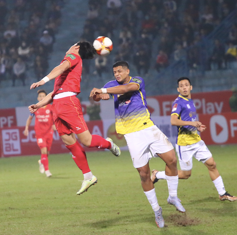 Hai đội cống hiến một trận đấu hấp dẫn ngay sau tiếng còi khai cuộc