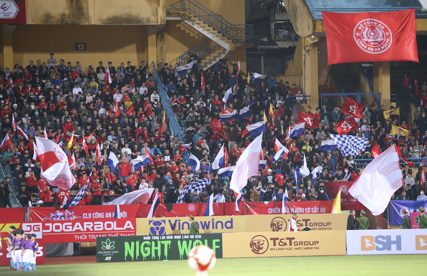 Khu vực cổ động viên CLB Công an Hà Nội sôi động từ trước giờ bóng lăn