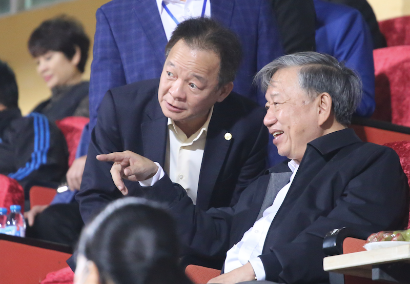 Bộ trưởng Bộ Công an Tô Lâm cùng ông bầu Đỗ Quang Hiển theo dõi trận đấu