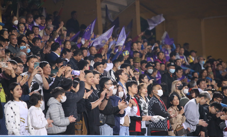 Khoảng 2 vạn khán giả, cổ động viên hai đội tới sân cổ vũ trận derby Thủ đô hấp dẫn