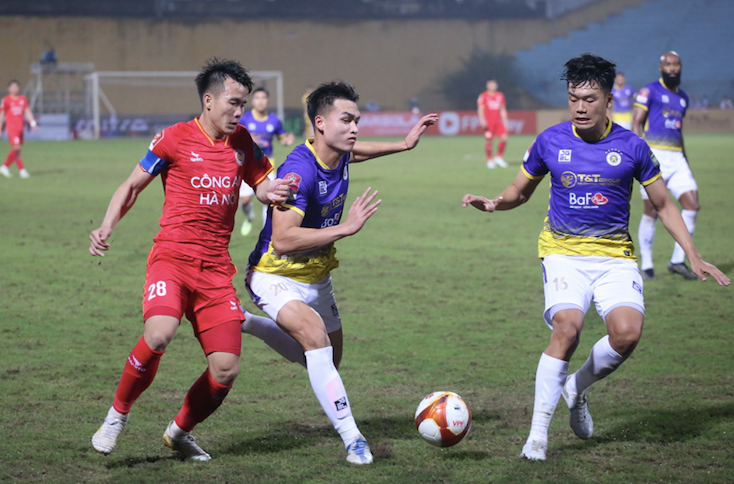 Cầu thủ Hà Nội FC (áo tím) trong một tình huống cản đường tấn công của Công an Hà Nội Cầu thủ Hà Nội FC (áo tím) trong một tình huống cản đường tấn công của Công an Hà Nội