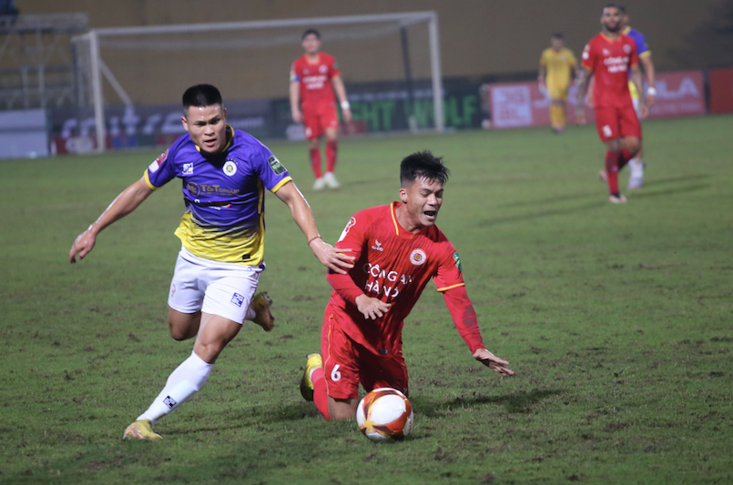 CLB Công an Hà Nội (áo đỏ) gặp nhiều khó khăn trước đương kim vô địch Hà Nội FC