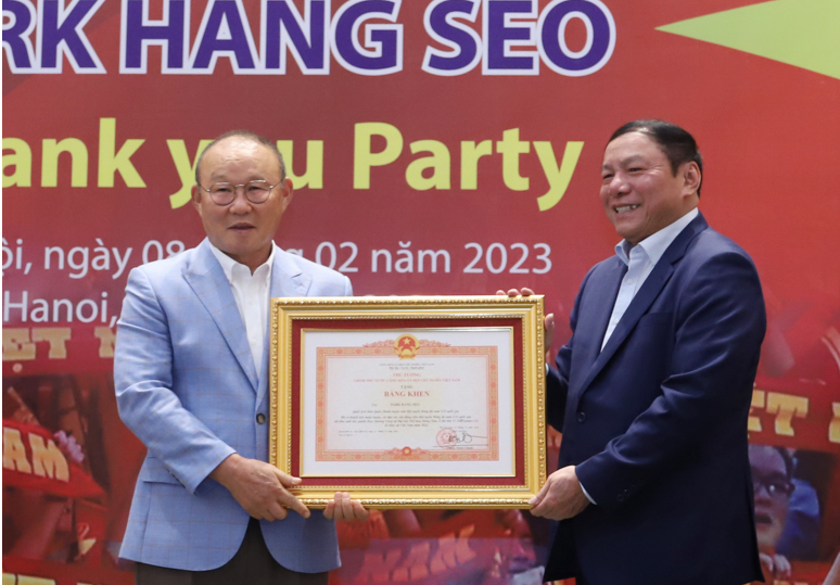 Bộ trưởng Bộ VH-TT&amp;DL Nguyễn Văn Hùng trao bằng khen cho HLV Park