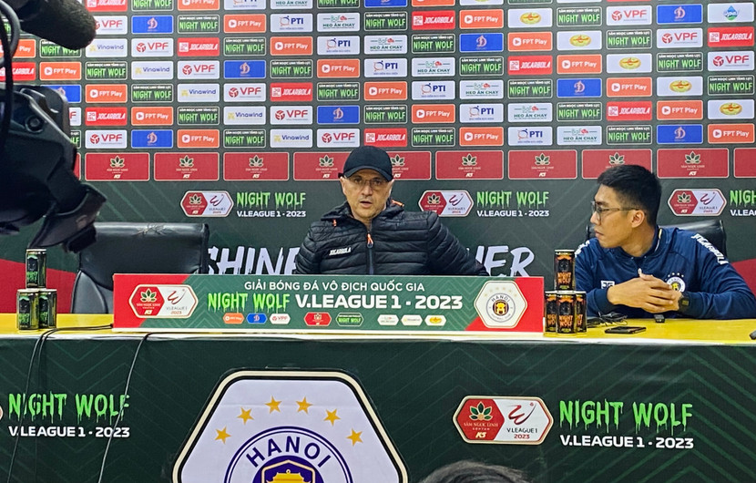 HLV Bandovic tại họp báo sau trận HLV Bandovic tại họp báo sau trận
