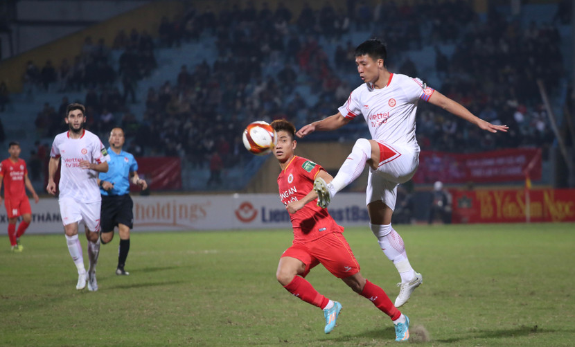 Những phút cuối trận, CLB Công an Hà Nội (áo đỏ) gây nhiều sức ép, gián tiếp khiến Tiến Dũng (bìa phải) mắc lỗi phản lưới nhà ở phút 89