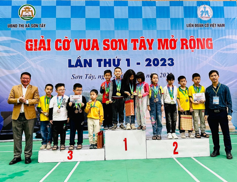 Ban tổ chức trao giải cho các VĐV đạt thành tích cao tại giải