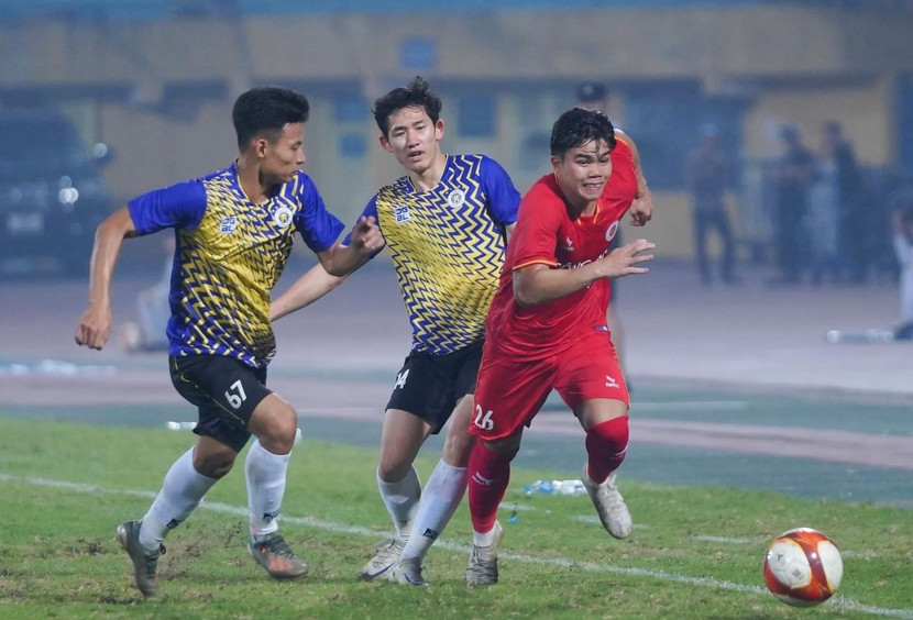 V-League 2023 sẽ có trên sóng VTV, HTV và các nền tảng của FPT Play Trong ảnh: Đương kim vô địch Hà Nội giao hữu tân binh Công an Hà Nội (áo đỏ) trước giải