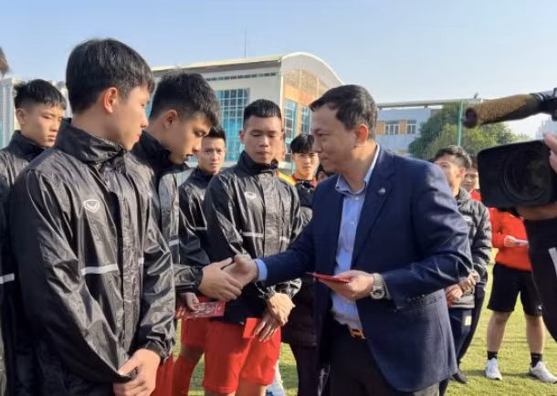 Chủ tịch VFF Trần Quốc Tuấn trong một buổi thăm, động viên U20 Việt Nam