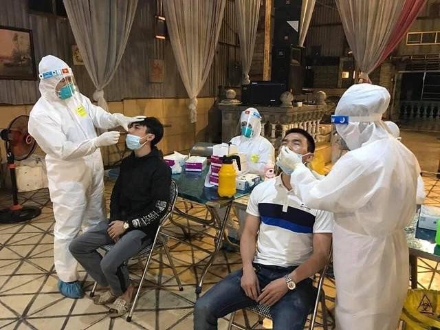 Lấy mẫu xét nghiệm xuyên đêm tại Bắc Ninh