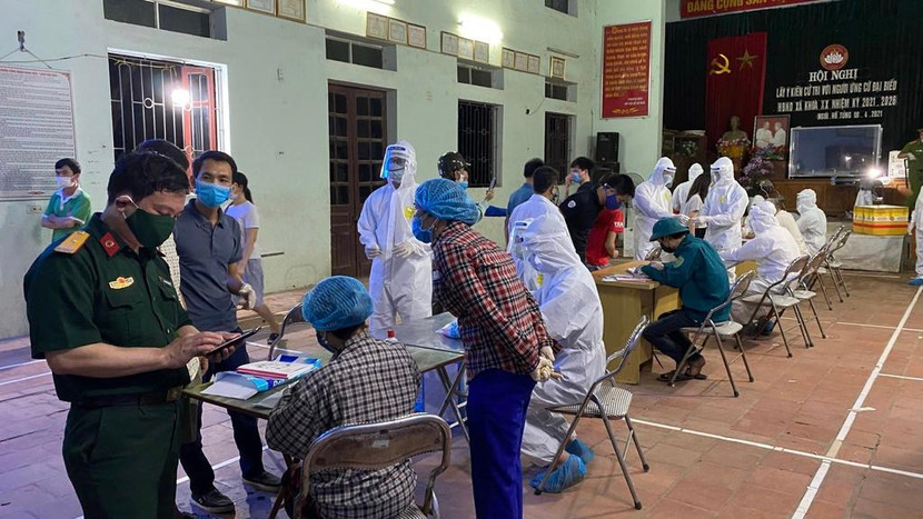 Lấy mẫu xét nghiệm xuyên đêm ở xã Mão Điền (Thuận Thành, Bắc Ninh)