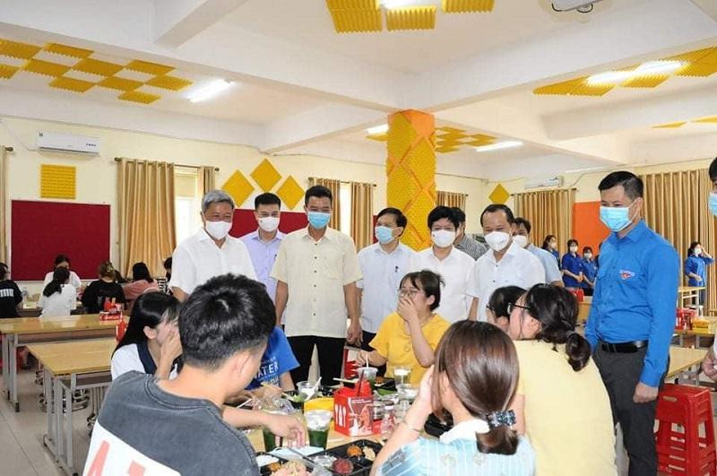 Thứ trưởng Bộ Y tế Nguyễn Trường Sơn thăm và động viên thầy trò Trường Đại học Kỹ thuật Y tế Hải Dương đang chi viện, hỗ trợ Bắc Giang.