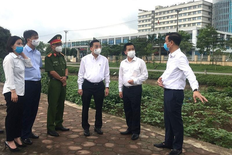 Chủ tịch UBND TP Hà Nội Chu Ngọc Anh kiểm tra tại BV Bệnh Nhiệt đới Trung ương