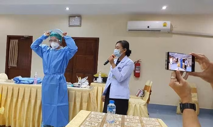 Nhóm chuyên gia Việt Nam tập huấn công tác chuyên môn và kiểm soát nhiễm khuẩn cho nhân viên y tế Lào