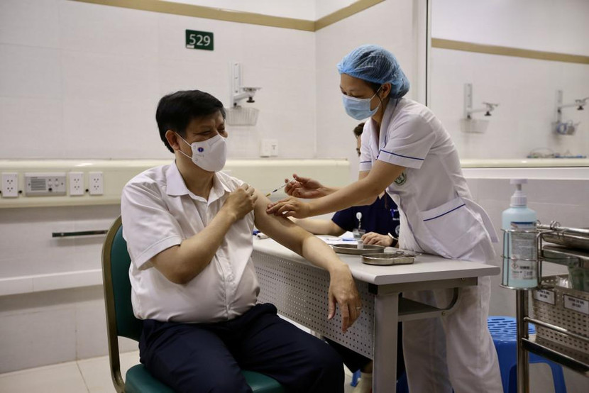 Bộ trưởng Bộ Y tế Nguyễn Thanh Long tiêm vaccine Covid-19
