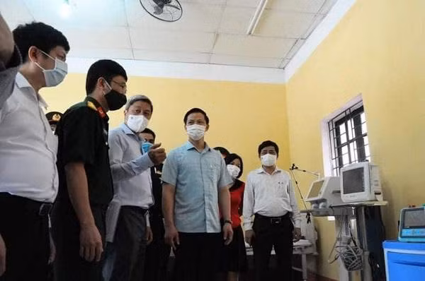 Thứ trưởng Bộ Y tế Nguyễn Trường Sơn thị sát cơ sở Bệnh viện dã chiến ở Bắc Ninh