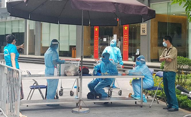 Nhân viên y tế làm việc tại tòa nhà Park 10 sáng 4-5