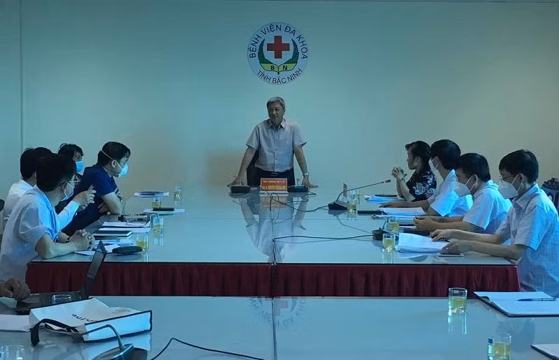 Thứ trưởng Bộ Y tế Nguyễn Trường Sơn kiểm tra công tác điều trị Covid-19 tại BVĐK Bắc Ninh