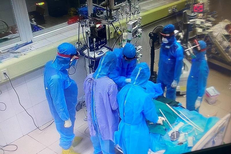 Ca trực đêm của các y bác sĩ điều trị Covid-19 tại Bệnh viện Bệnh Nhiệt đới Trung ương