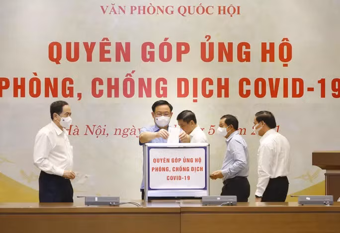 Chủ tịch Quốc hội Vương Đình Huệ và các lãnh đạo Quốc hội quyên góp ủng hộ quỹ phòng chống Covid-19
