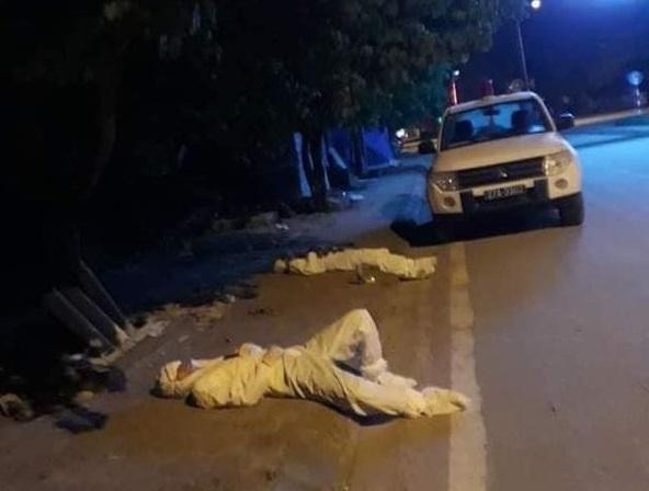 Bức ảnh hai cán bộ y tế kiệt sức, nằm ngủ trên đường trong lúc đi chống dịch tại huyện Nậm Pồ (tỉnh Điện Biên) gây sốt trên mạng