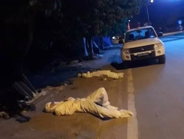 Bức ảnh hai cán bộ y tế kiệt sức, nằm ngủ trên đường trong lúc đi chống dịch tại huyện Nậm Pồ (tỉnh Điện Biên) gây sốt trên mạng