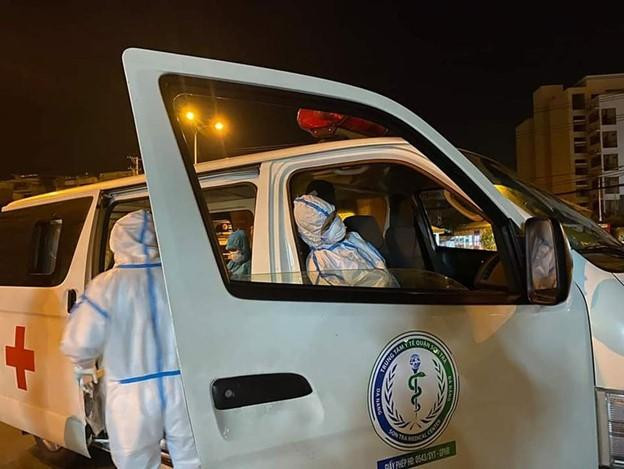 Nhân viên y tế tranh thủ ngủ trên xe cứu thương trong lúc làm nhiệm vụ chống dịch