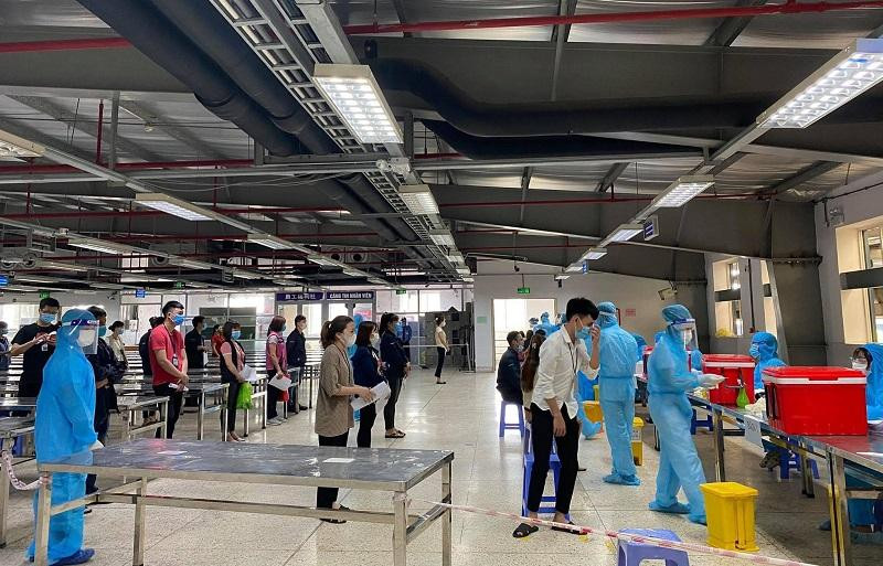 Lấy mẫu xét nghiệm Covid-19 trong khu công nghiệp tại Bắc Giang Lấy mẫu xét nghiệm Covid-19 trong khu công nghiệp tại Bắc Giang