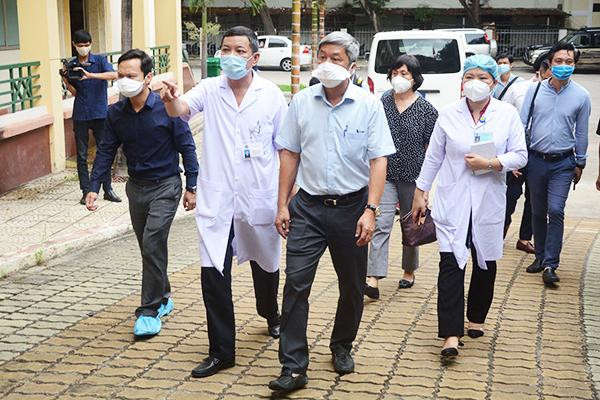 Thứ trưởng Nguyễn Trường Sơn (đi đầu) kiểm tra Covid-19 (Ảnh minh họa)