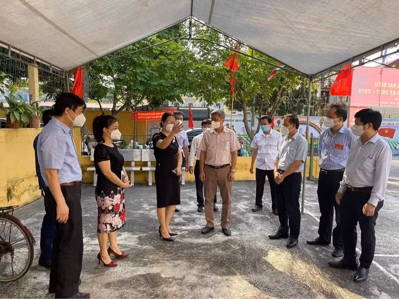 Thứ trưởng Bộ Y tế Nguyễn Trường Sơn cùng lãnh đạo tỉnh Bắc Giang kiểm tra công tác bầu cử tại khu vực cách ly ở Việt Yên