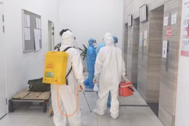 Xử lý phòng dịch tại một tòa nhà có bệnh nhân Covid-19 ở Hà Nội