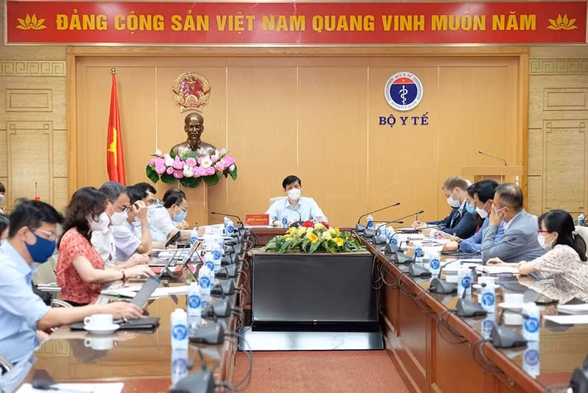 Bộ trưởng Y tế Nguyễn Thanh Long làm việc với các đơn vị về vấn đề cung ứng vaccine Covid-19