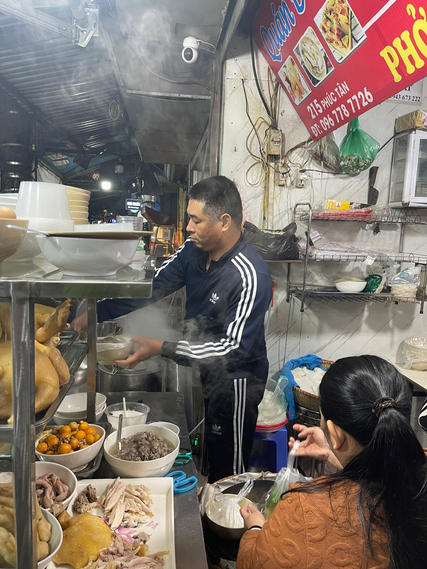 Từ một người từng lầm lỗi, giờ đây, anh Thảo đã trở thành ông chủ một quán phở đêm đắt khách