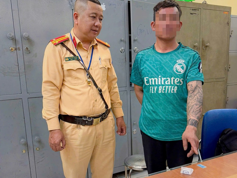 Lực lượng Cảnh sát giao thông đã kiểm tra, thu giữ trong người đối tượng 2 gói giấy bạc chứa heroin