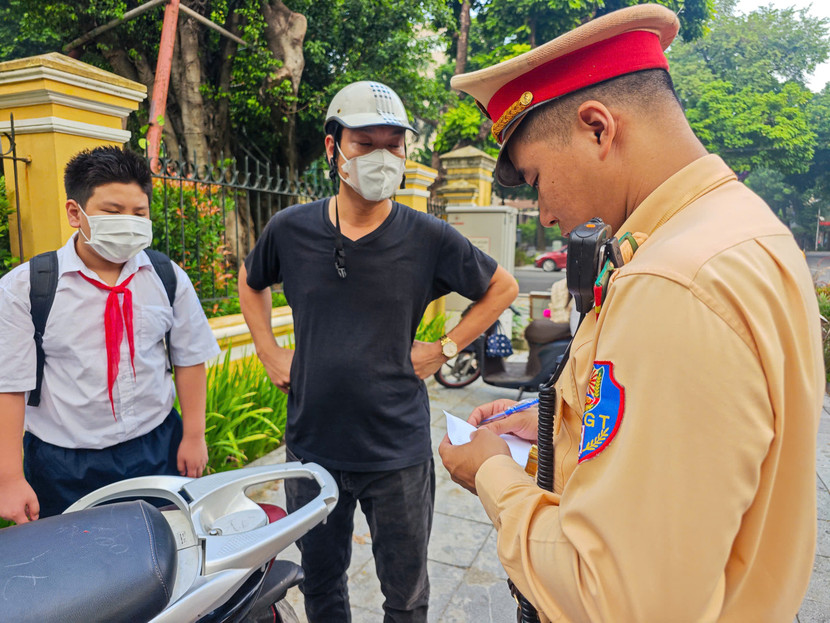 Nhiều bậc phụ huynh vẫn chưa nghiêm túc chấp hành quy định khi tham gia giao thông