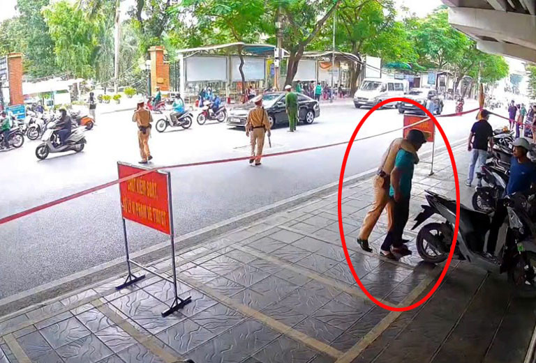 Đối tượng có ý định bỏ chạy nhưng đã bị khống chế