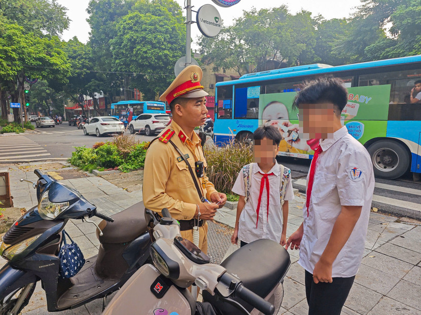 Dù biết là vi phạm nhưng một số học sinh vẫn cố tình không chấp hành quy định khi tham gia giao thông