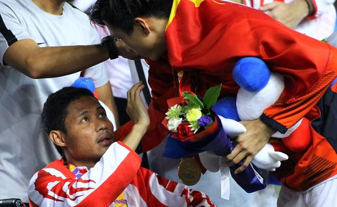 Đoàn Văn Hậu tới trò chuyện với Evan Dimas sau lễ trao huy chương tại chung kết SEA Games 2019