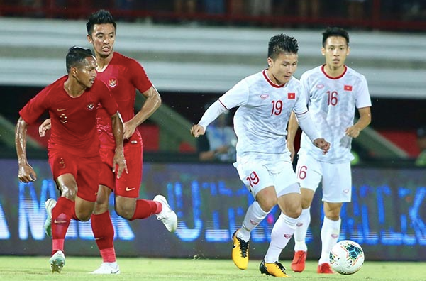 Tuyển Việt Nam (áo trắng) thắng Indonesia 3-1 tại lượt đi