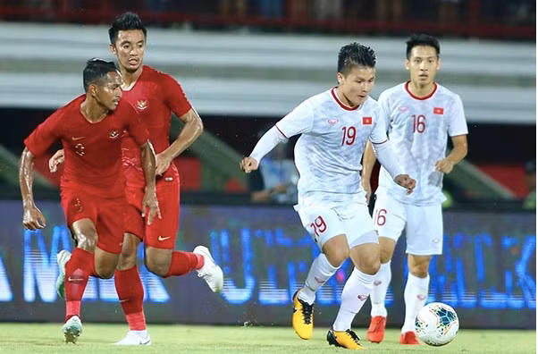 Tuyển Việt Nam (áo trắng) thắng Indonesia 3-1 tại lượt đi Tuyển Việt Nam (áo trắng) thắng Indonesia 3-1 tại lượt đi