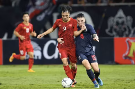 "Sự cố Covid-19" khiến tuyển Thái Lan (phải) gặp bất lợi ở ba lượt trận cuối vòng loại World Cup