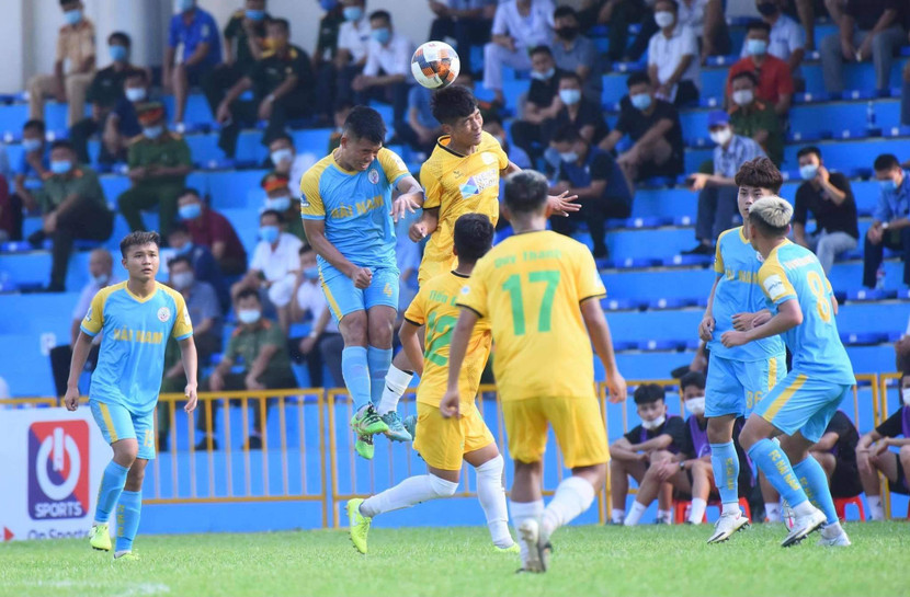 Hoà Bình FC (áo vàng) và CLB Hải Nam Vĩnh Yên chia điểm trong ngày ra quân giải hạng Nhì quốc gia 2021