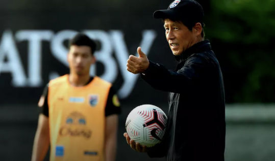 HLV Nishino đang tạm thời "thất nghiệp" khi một số học trò đang phải cách ly, số khác chưa thể hội quân do sợ lây nhiễm Covid-19