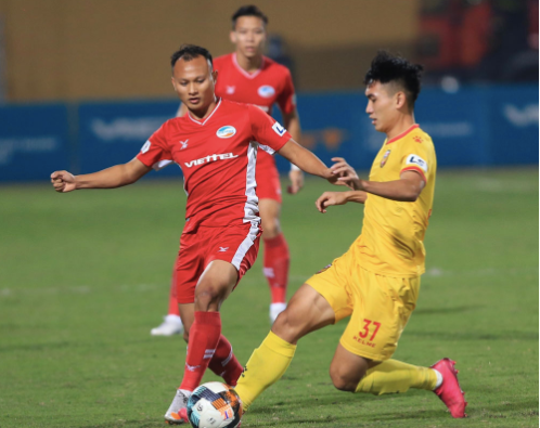 Viettel (trái) sẽ tiếp Hà Tĩnh trên sân Việt Trì để vòng 13 V-League diễn ra đúng kế hoạch