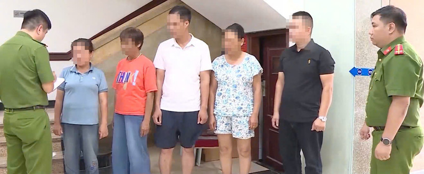 Các đối tượng có hành vi "cò mồi" được Công an phường Cửa Nam xác minh làm rõ